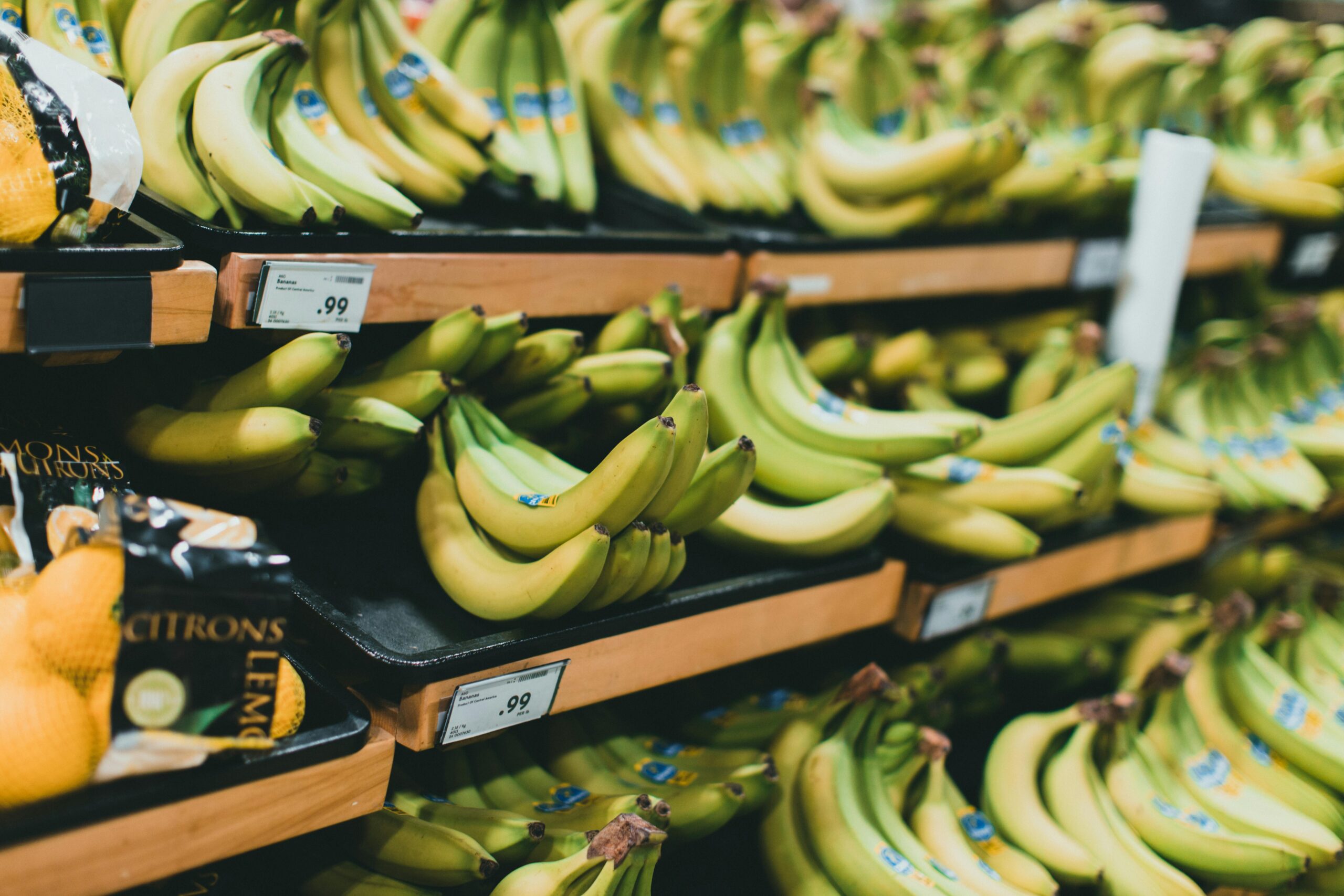 Du betrachtest gerade Zwischen globalem Hunger und bitterer Realität: Die Banane in Österreichs Supermarktregalen