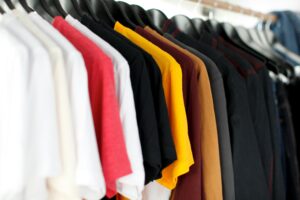 Mehr über den Artikel erfahren Fast Fashion unter Druck: Wie EU-Gesetze Textilmüll stoppen